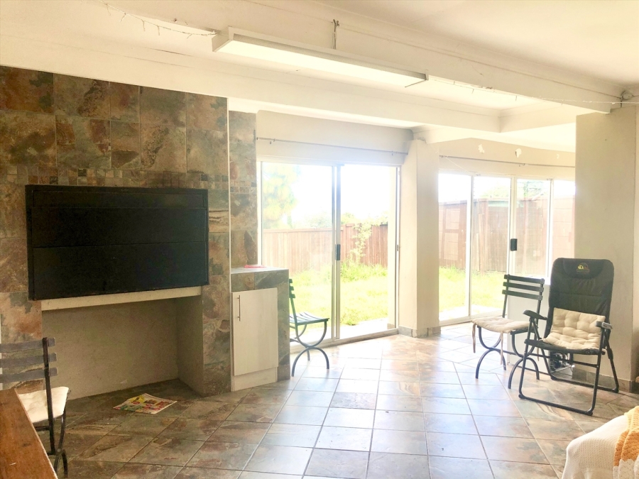 To Let 3 Bedroom Property for Rent in Loevenstein Western Cape